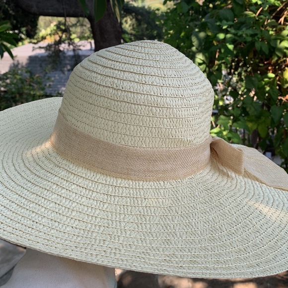 Tan beach hat - Picture 3 of 4